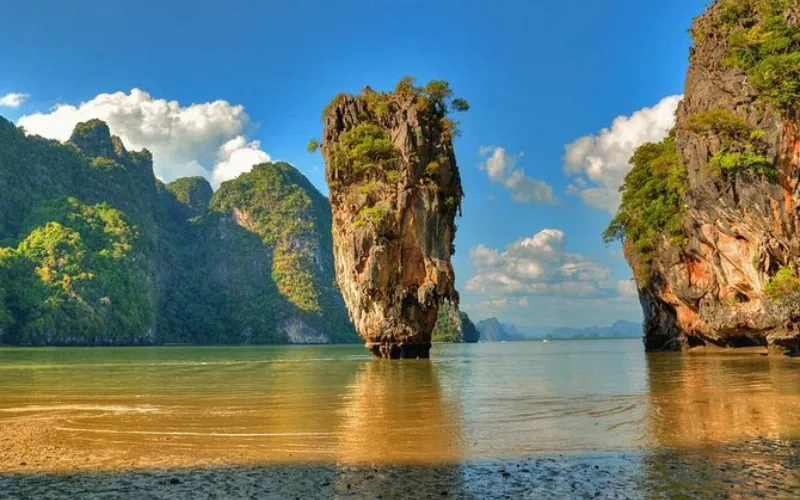 Baía de Phang Nga, famosa por suas impressionantes formações de calcário e passeios de caiaque entre cavernas e lagoas