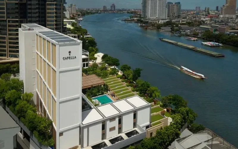 Capella Bangkok, um luxuoso hotel cinco estrelas às margens do rio Chao Phraya, conhecido por seu design elegante e vistas deslumbrantes do rio