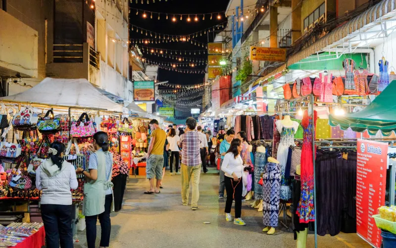 Chiang Mai Night Bazaar, um mercado vibrante onde visitantes encontram artesanato, tecidos tradicionais e souvenirs locais
