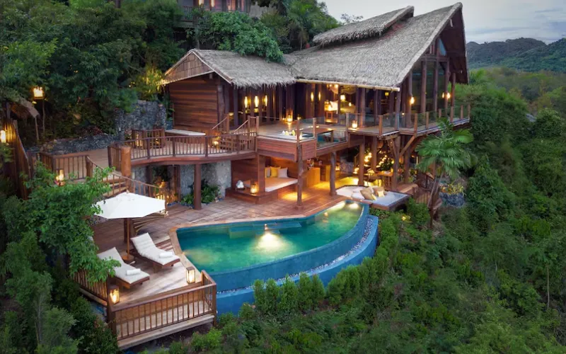 Villa de luxo no Six Senses Yao Noi, com piscina infinita privativa e vista panorâmica para as ilhas de calcário da Baía de Phang Nga