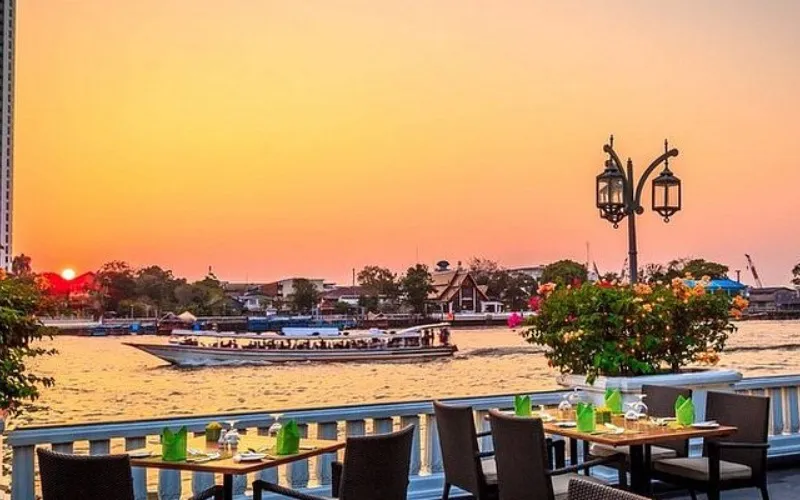 Jantar à beira do rio Chao Phraya em Bangkok, com culinária tailandesa e um ambiente relaxante junto à água