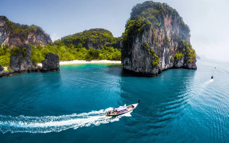 Krabi, famosa por suas impressionantes falésias de calcário e paisagens espetaculares ao longo da costa do Mar de Andaman