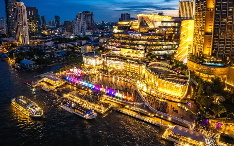 ICONSIAM em Bangkok, um dos centros comerciais mais luxuosos da cidade, com lojas de marcas internacionais e vista para o rio Chao Phraya