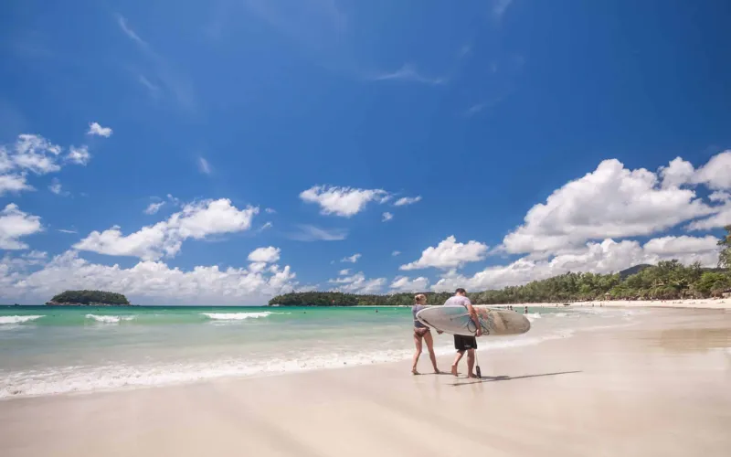 Kata Beach em Phuket, famosa por sua areia branca macia e águas turquesa cristalinas ideais para relaxar
