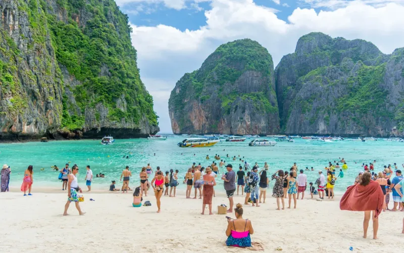 Maya Bay nas Ilhas Phi Phi, a praia icônica famosa pelo filme The Beach e por suas águas turquesa cercadas por falésias de calcário