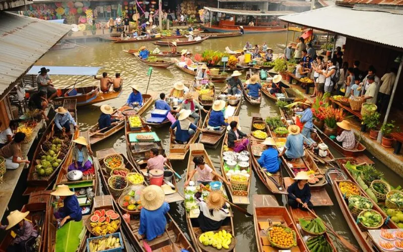 Mercado Flutuante de Damnoen Saduak, onde barcos tradicionais vendem frutas, lanches e souvenirs ao longo dos canais