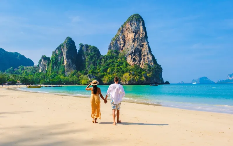 Passeio relaxante ao longo da Ao Nang Beach, aproveitando o clima tropical e as paisagens costeiras de Krabi