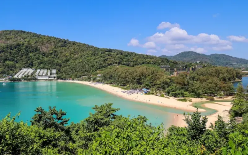 Praias de Phuket, como Kata, Karon e Nai Harn, conhecidas por sua areia branca e águas turquesa ideais para nadar e relaxar