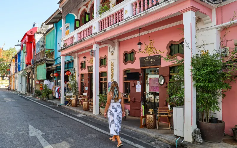 Phuket Old Town, famosa por suas ruas coloridas com arquitetura sino-portuguesa, cafés charmosos e boutiques locais