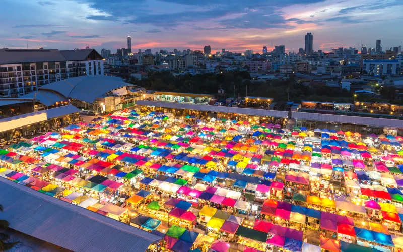 Mercado Chatuchak em Bangkok, um dos maiores mercados de fim de semana da Tailândia, ideal para comprar artesanato, seda tailandesa e lembranças locais
