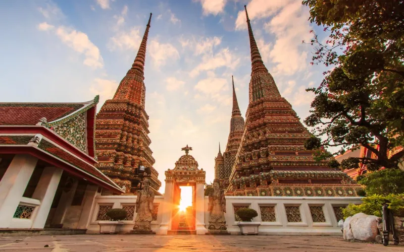 Wat Pho em Bangkok, famoso pelo majestoso Buda Reclinado e considerado um dos templos mais importantes da Tailândia