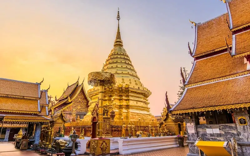 Wat Phra That Doi Suthep ao pôr do sol, com sua pagoda dourada dominando a vista panorâmica sobre Chiang Mai