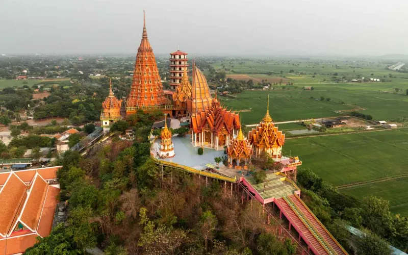 Wat Tham Suea (Tiger Cave Temple), famoso mirante em Krabi após uma subida de mais de 1.200 degraus