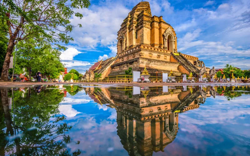 Wat Chedi Luang em Chiang Mai, um impressionante templo do século XIV localizado no coração da Cidade Antiga