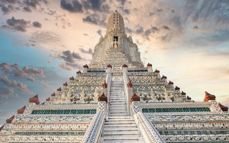 Wat Arun, o icônico Templo do Amanhecer às margens do rio Chao Phraya, um dos marcos culturais mais impressionantes de Bangkok