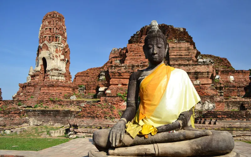 Wat Mahathat em Ayutthaya, famoso pela cabeça de Buda entrelaçada nas raízes de uma árvore, um dos símbolos históricos da Tailândia