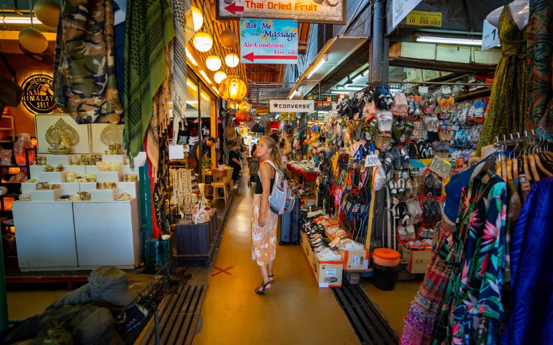 Chatuchak Weekend Market em Bangkok, um dos maiores mercados do sudeste asiático, famoso por suas milhares de barracas e comidas de rua