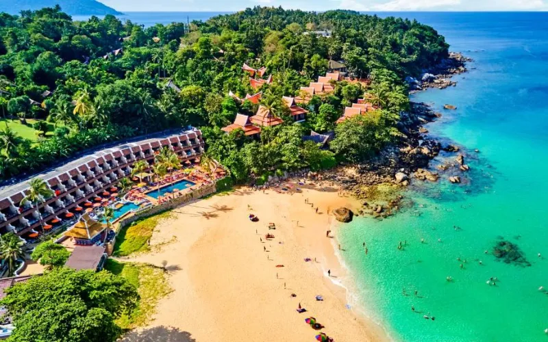 Karon Beach em Phuket, famosa por sua areia branca macia e águas turquesa perfeitas para relaxar
