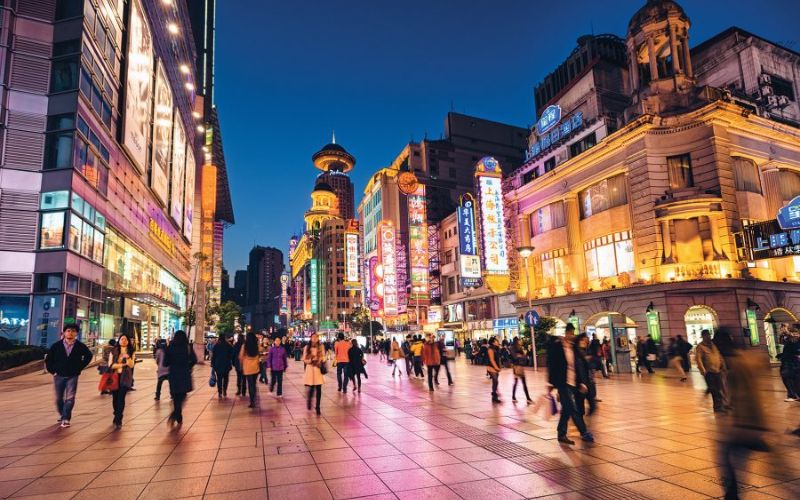 Cidade vibrante de compras contínuas