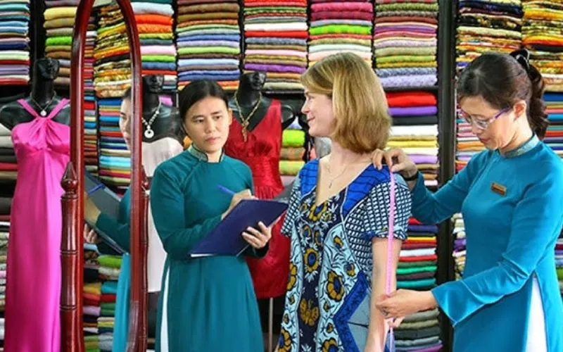 Traje tradicional vietnamita elegante