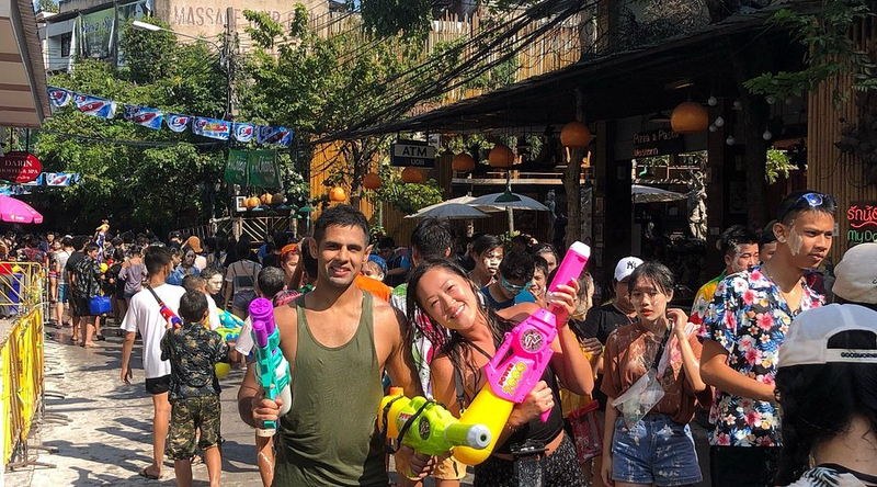 A Khao San Road fica lotada de moradores locais e estrangeiros curtindo o Songkran