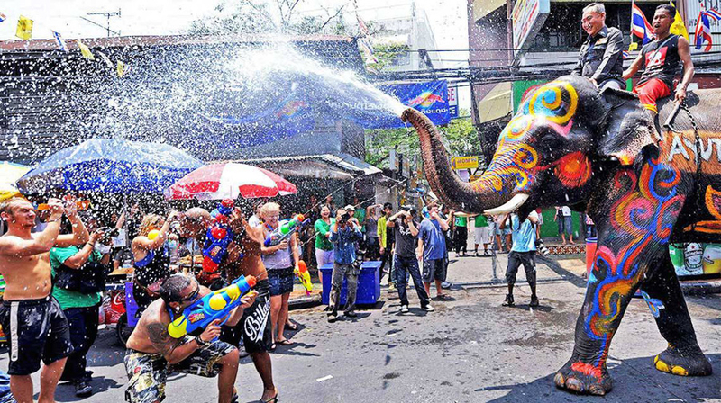 A Tailândia decidiu coletivamente transformar suas ruas em um carnaval aquático vibrante e multicolorido