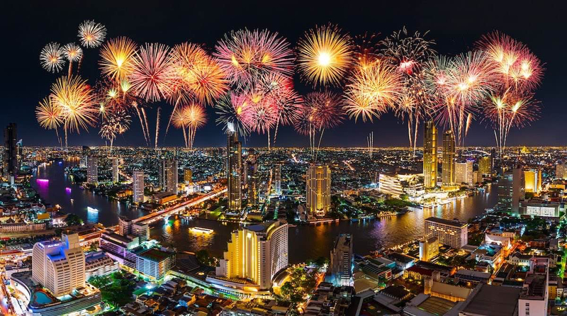 A véspera de Ano Novo em Bangkok é animada, com muitas atividades noturnas