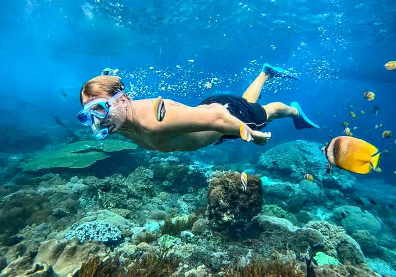 Águas cristalinas e tranquilas criam o clima perfeito para mergulho com snorkel