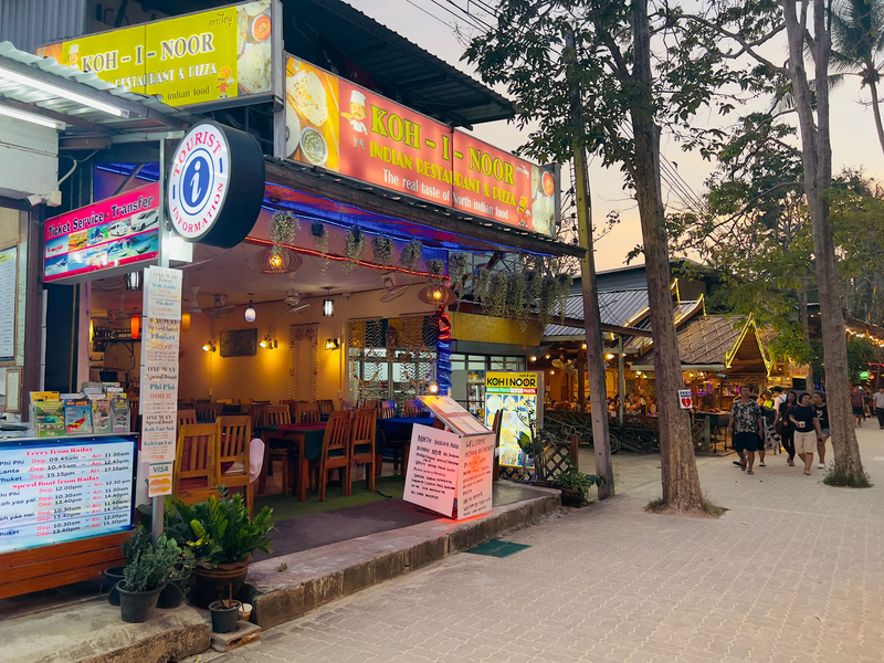Ambiente acolhedor do Kohinoor Indian Restaurant & Pizza, famoso pelos pratos autênticos da culinária indiana em Railay East