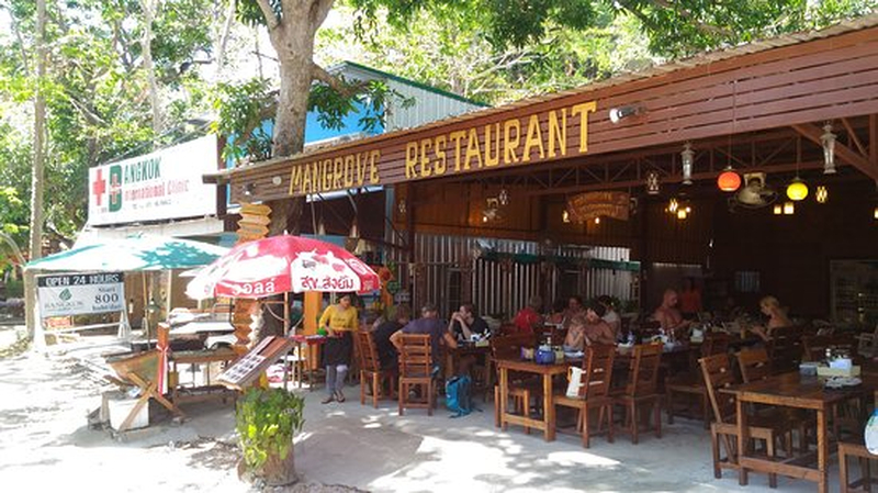 Ambiente elegante do Mangrove Restaurant, perfeito para um jantar tranquilo com frutos do mar e culinária internacional em Railay