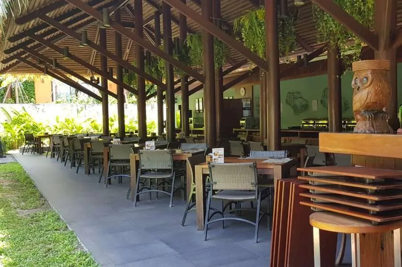 Ambiente moderno e elegante do Avatar Railay Bistrobar, ideal para jantar e coquetéis em Railay West