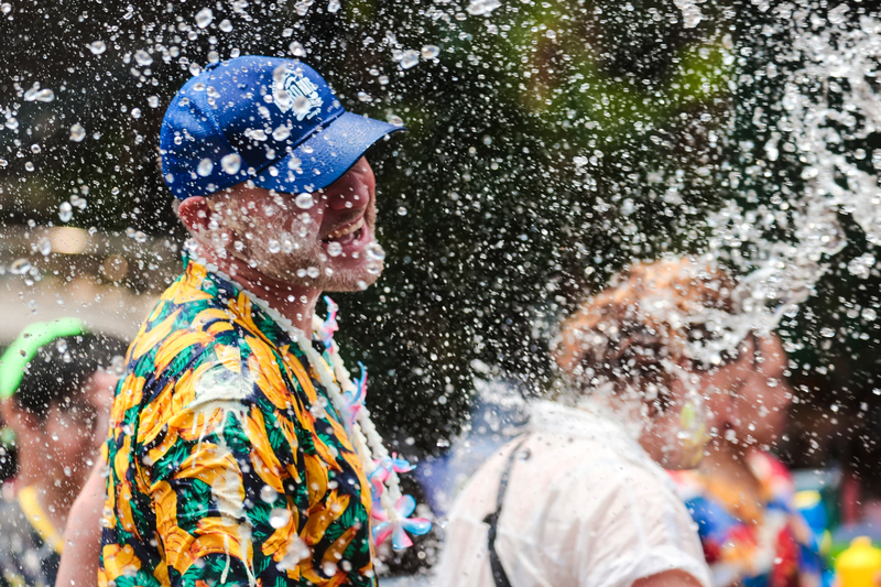 Camisas florais e tropicais são típicas do Songkran.