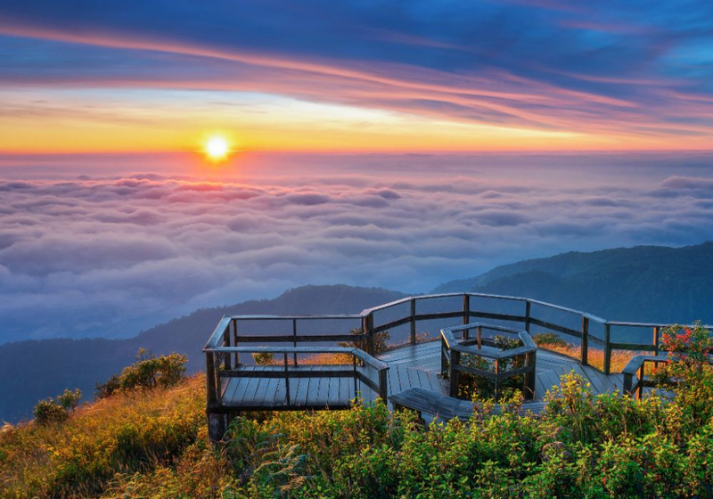 Clima ameno, perfeito para apreciar a vista da cidade durante uma trilha nas montanhas