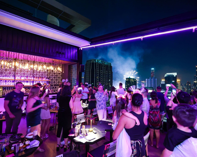 Curtir os fogos de artifício do Ano Novo em bares na cobertura de Bangkok pode ser inesquecível