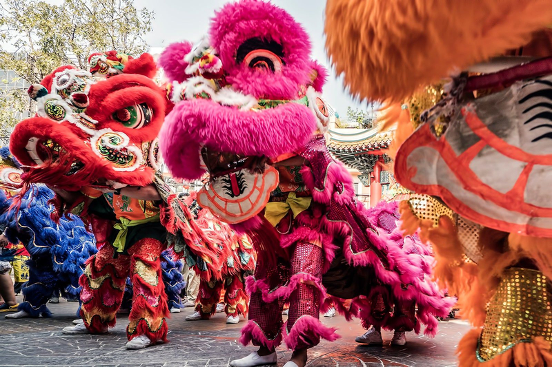 Dança tradicional do leão em Chinatown durante o Ano Novo Lunar