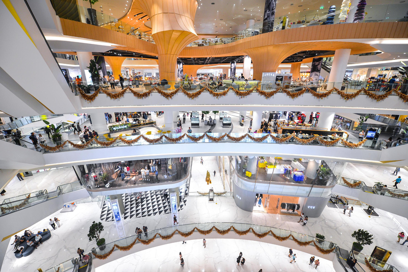 Interior de shopping moderno em Bangkok com lojas e áreas de entretenimento