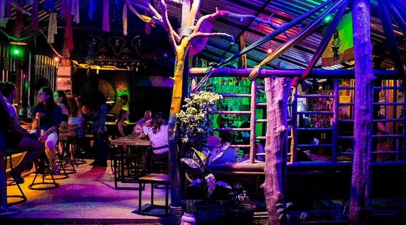 Jamaica Bar em Railay East, um bar descontraído com música ao vivo e ambiente inspirado no reggae