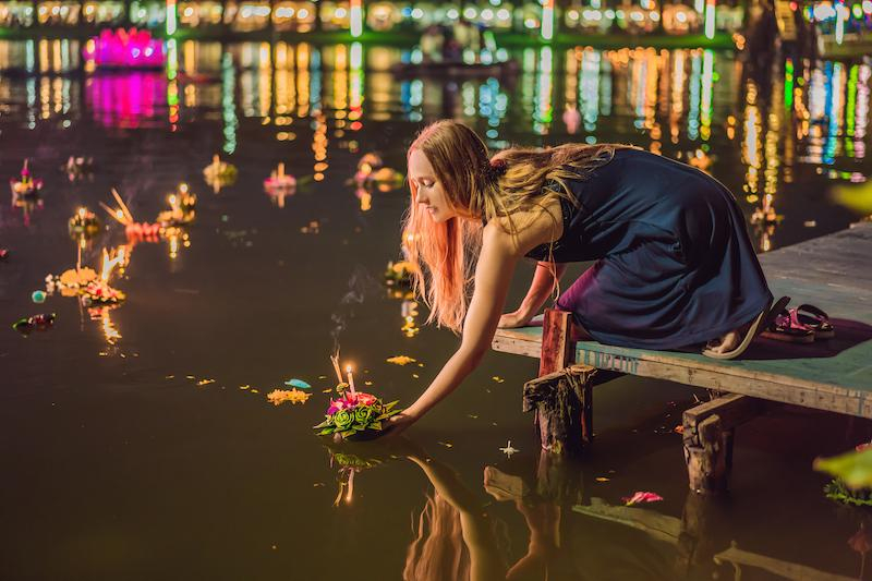 Lançar o krathong na água é um pedido de perdão pela poluição dos rios e uma forma de deixar as energias nocivas se dissiparem