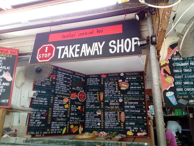Lanches rápidos e saborosos no One Stop Takeaway Shop, um ponto popular em Railay East para sanduíches, sanduíches enrolados e smoothies