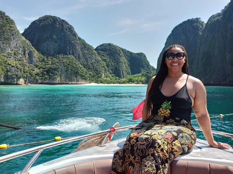 Muitos aproveitam os passeios de catamarã ao redor da Ilha Phi Phi