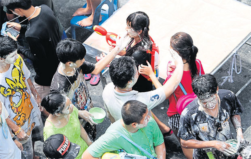 O din sor pong é usado pelos participantes do festival para tocar suavemente os rostos uns dos outros em um gesto simbólico de bênção e proteção