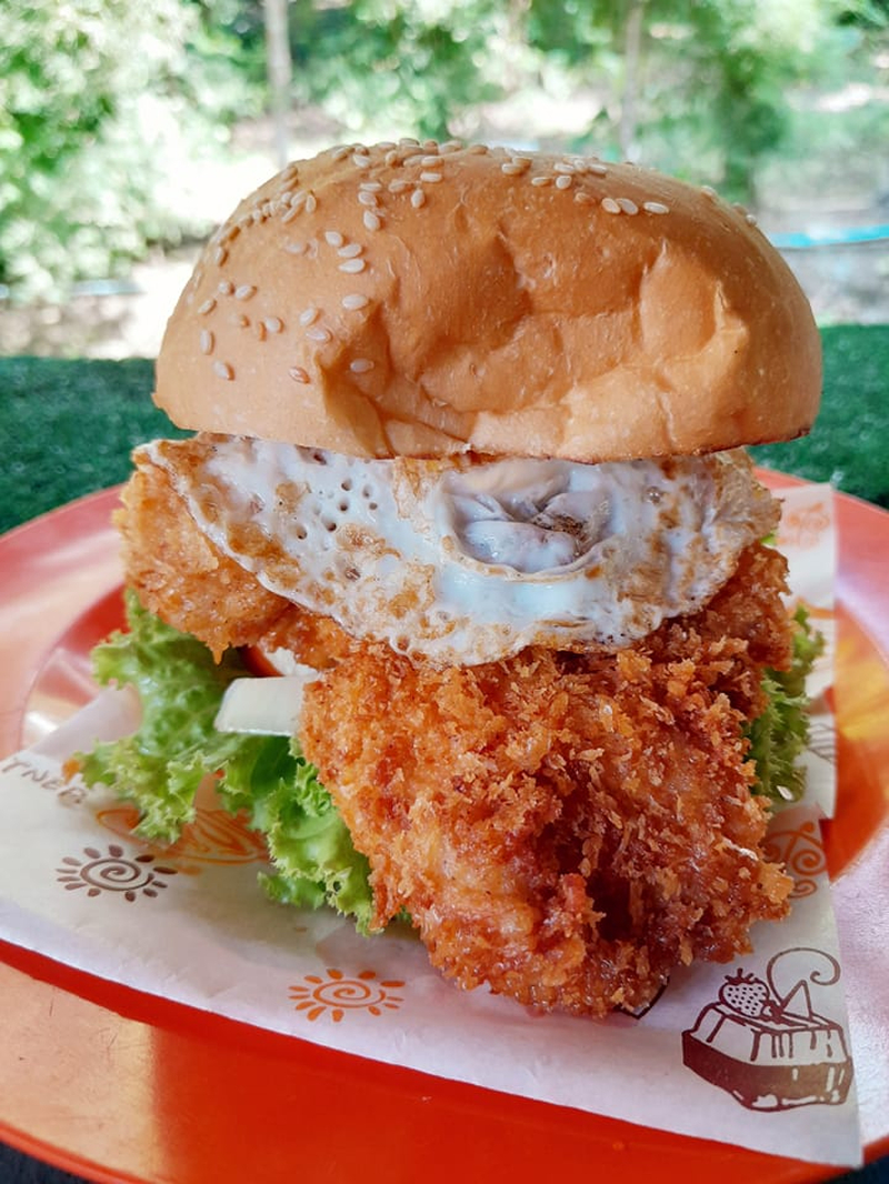 O hambúrguer de frango é um dos pratos imperdíveis, com um toque tailandês especial
