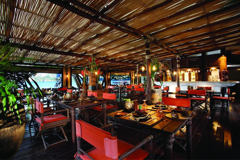 O Raitalay Terrace oferece refeições em estilo casual com um menu inspirado na culinária asiática e indochinesa