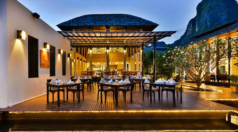 O restaurante Bhu Nga Sari tem um ambiente elegante, perfeito para um encontro romântico