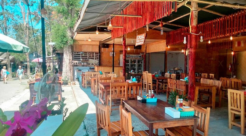 O restaurante tailandês local tem um ambiente simples e familiar, ideal para uma refeição rápida