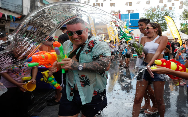 O Songkran é celebrado anualmente de 13 a 15 de abril