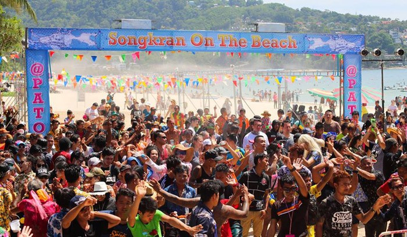 O Songkran na praia de Patong está mais animado do que nunca