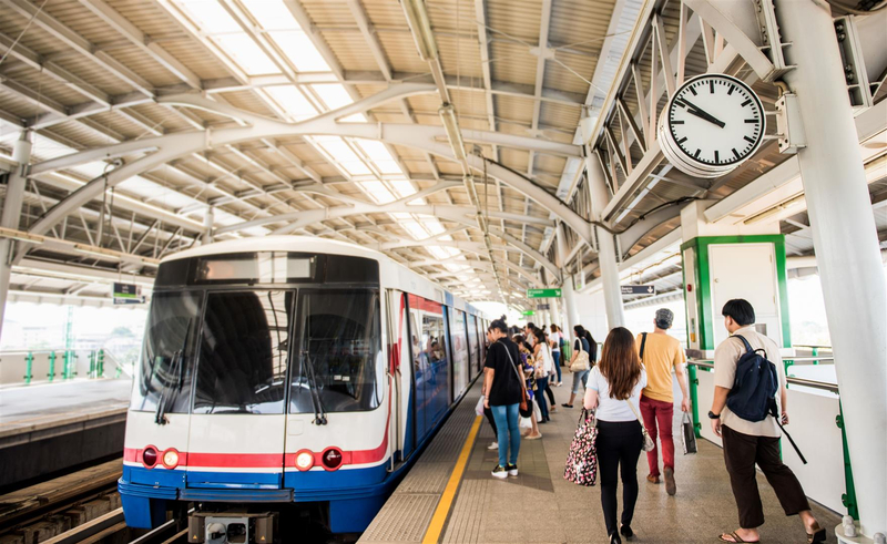 Os trens podem ser uma opção ideal para viajantes com orçamento limitado que desejam se locomover pela Tailândia