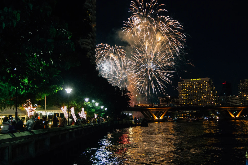 Participe da contagem regressiva e da tradicional queima de fogos de artifício de Ano Novo (Crédito: Eduardo & Mônica)