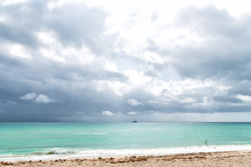 Praia ensolarada em Koh Samui com mar calmo e céu azul em julho